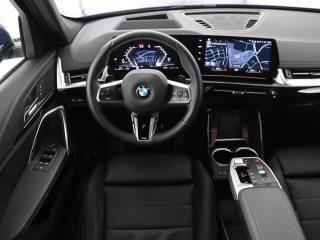 BMW X1 xDrive23i M Sport | Head-Up | Adaptieve Cruise | Trekhaak | Leder | 360 camera | Stoelverwarming | Keyless | Adaptief LED | Carplay | Sportstoelen | Live Cockpit Professional