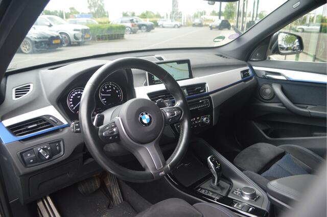 BMW X1 sDrive20i M Sport Automaat / Sportstoelen / Achteruitrijcamera / Comfort Access / Head-Up / Active Cruise Control / Stoelverwarming