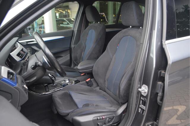 BMW X1 sDrive20i M Sport Automaat / Sportstoelen / Achteruitrijcamera / Comfort Access / Head-Up / Active Cruise Control / Stoelverwarming