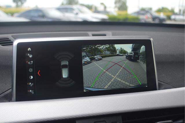 BMW X1 sDrive20i M Sport Automaat / Sportstoelen / Achteruitrijcamera / Comfort Access / Head-Up / Active Cruise Control / Stoelverwarming
