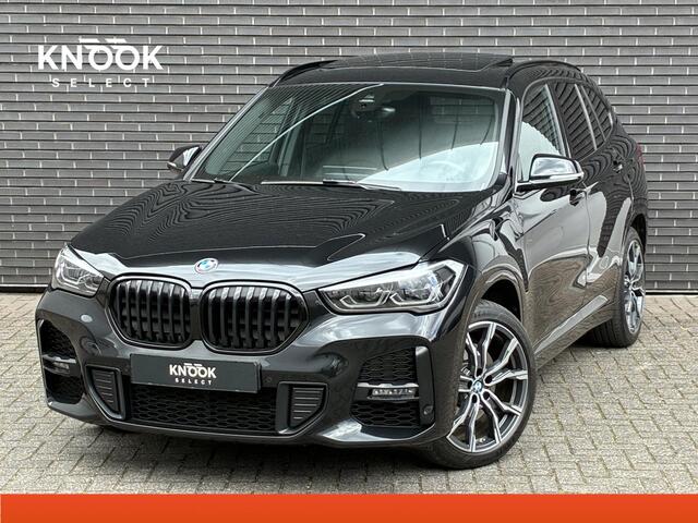 BMW X1 xDrive25e High Executive M Sport Pakket Automaat / Panoramadak / Trekhaak / Shadow Line / LED / Head-up Display / Sportstoelen / 19 Inch / Leder / Parkeersensoren voor+achter / Stoelverwarming / Harman Kardon / Achteruitrijcamera / Stuurwielverwarming / E