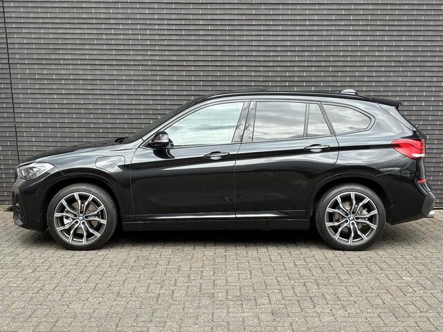 BMW X1 xDrive25e High Executive M Sport Pakket Automaat / Panoramadak / Trekhaak / Shadow Line / LED / Head-up Display / Sportstoelen / 19 Inch / Leder / Parkeersensoren voor+achter / Stoelverwarming / Harman Kardon / Achteruitrijcamera / Stuurwielverwarming / E