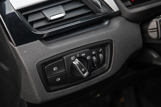BMW X1 xDrive25e Executive CAMERA / CARPLAY / HEAD UP DISPLAY / LEDER / LED / CRUISE CONTROLE / STOELVERWARMING