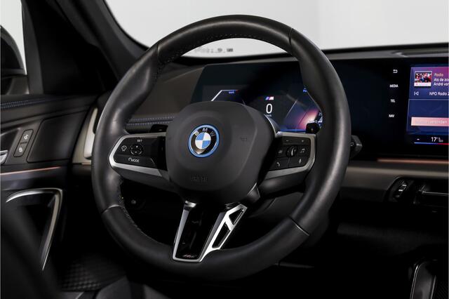 BMW X1 xDrive25e 245 PK | M-Sport | Premium Pack | S/K-Panodak | Elek. Trekhaak | Dig. Cockpit | Cruise | Stoelverw. | PDC | Camera | NAV+App. Connect | ECC | Elek. Klep | LM 19" | 2943