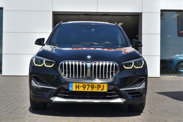 BMW X1 2.0 192 pk Autom. | Panoramdak | Trekhaak 1800kg | Leer | Head Up | Achteruitrijcamera | sDrive20i VDL Nedcar Edition Dealer onderhouden.