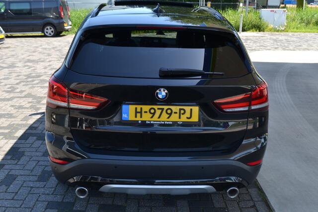 BMW X1 2.0 192 pk Autom. | Panoramdak | Trekhaak 1800kg | Leer | Head Up | Achteruitrijcamera | sDrive20i VDL Nedcar Edition Dealer onderhouden.