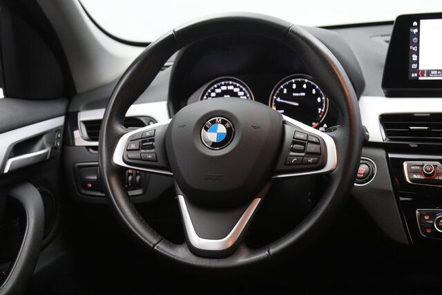 BMW X1 sDrive18i High 140 PK Executive Edition, Trekhaak, Head-Up Display, Stoelverwarming, Sportstoelen