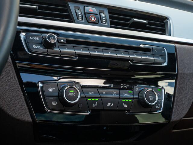 BMW X1 sDrive20i Executive PANO HARMAN KARDON HUD CAMERA MEMORY STOEL ADAP CRUISE