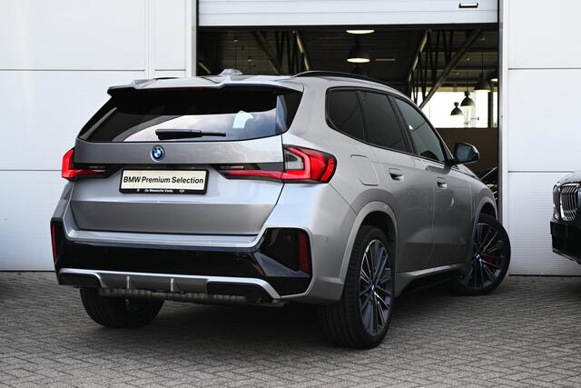 BMW X1 xDrive25e M Sport Automaat / Panoramadak / Trekhaak / Sportstoelen / M Adaptief onderstel / Adaptieve LED / Parking Assistant Plus / Comfort Access