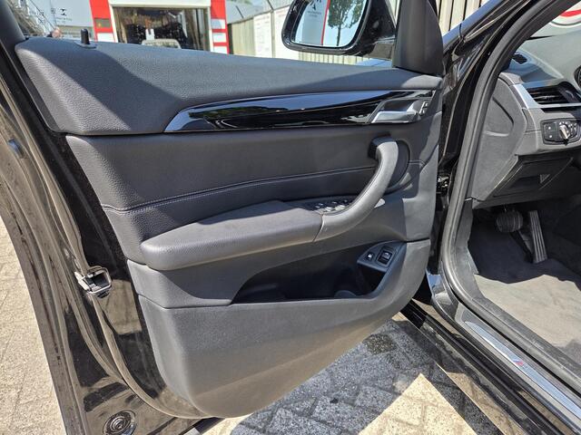 BMW X1 xDrive25e High Executive Edition M Sport 19"/Panoramadak/Elektrische stoel + memory/Adaptieve cruise/Keyless/HiFi/Camera