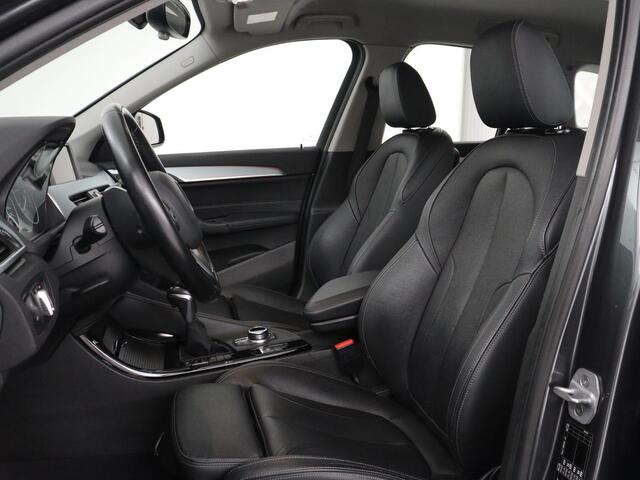 BMW X1 sDrive18i Sport Line | Leder | Trekhaak | Stoelverwarming | Sportstoelen | Camera | Navigatie | Keyless | Climate control | 18'' velgen | Park Assist | Cruise control | Bluetooth | Full LED