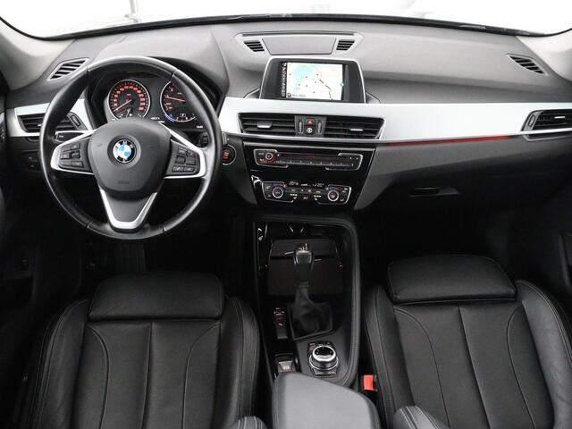 BMW X1 sDrive18i Sport Line | Leder | Trekhaak | Stoelverwarming | Sportstoelen | Camera | Navigatie | Keyless | Climate control | 18'' velgen | Park Assist | Cruise control | Bluetooth | Full LED