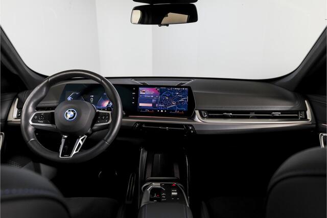 BMW X1 xDrive25e 245 PK | M-Sport | Premium Pack | Cruise | Dig. Cockpit | Stoelverw. | PDC | Camera | NAV+App. Connect | ECC | Elek. Klep | LM 18" | 9072