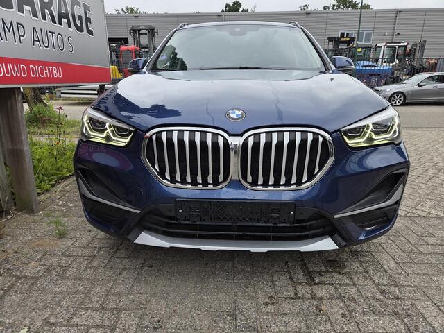 BMW X1 xDrive25e Executive xLine 18"/Keyless/Memory + stoelverwarming/Camera/Elektrische Klep/LED/DAB/Navigatie/PDC
