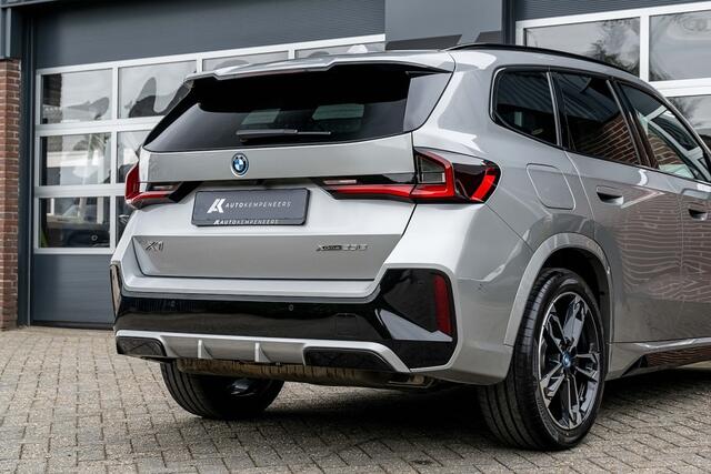 BMW X1 xDrive25e M Sport | Panorama | Shadow | ACC | Camera | Adap. led | Trekhaak | Stoelverwarming | 19 inch |