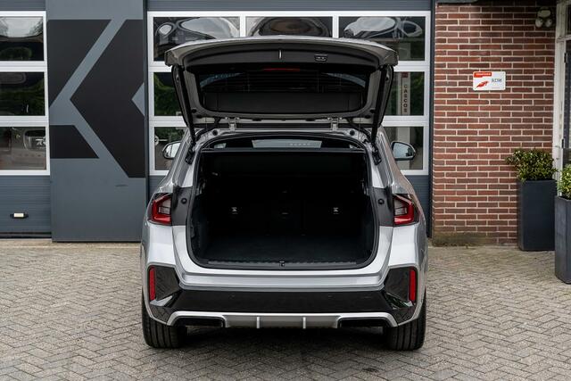 BMW X1 xDrive25e M Sport | Panorama | Shadow | ACC | Camera | Adap. led | Trekhaak | Stoelverwarming | 19 inch |