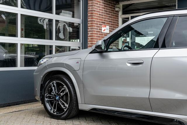 BMW X1 xDrive25e M Sport | Panorama | Shadow | ACC | Camera | Adap. led | Trekhaak | Stoelverwarming | 19 inch |