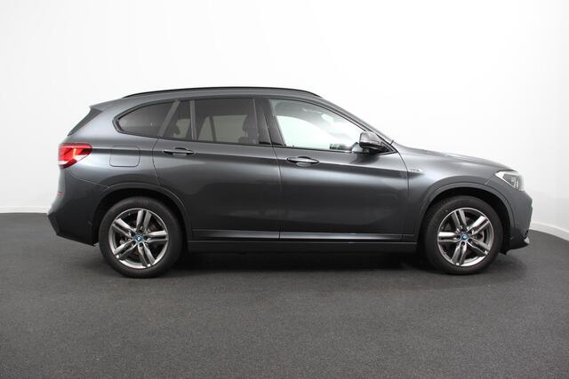 BMW X1 xDrive25e M-Sport PHEV 221pk Shadow Line Climate Control Cruise Control Camera Parkeer sensoren Navigatie Electrische Achterklep