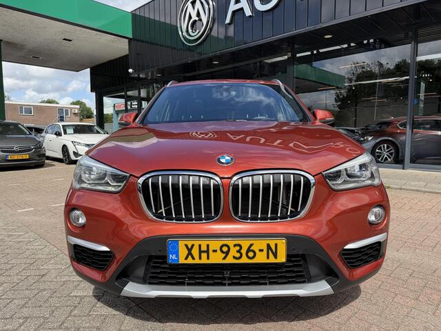 BMW X1 sDrive20i Orange Edition II AUTOMAAT| LEDER SPORT INTERIEUR| PANORAMADAK| CAMERA| NAVIGATIE| AIRCO/ECC | CRUISECONTROL| TREKHAAK| PARKEERSENSOREN