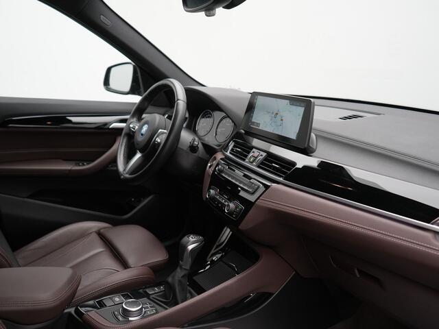 BMW X1 xDrive25e M Sport PHEV 221pk Dealer O.H. | Trekhaak Afn. | Panodak | Head Up | Adaptive Cruise | Camera | Lederen Sportstoelen Memory & Verwarmd | Keyless | Sfeerverlichting | Navigatie | DAB | Plug In Hybrid |