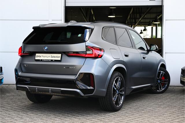 BMW X1 xDrive25e M Sport Automaat / Panoramadak / Sportstoelen / Comfort Access / Achteruitrijcamera / Adaptieve LED / 19" LMV