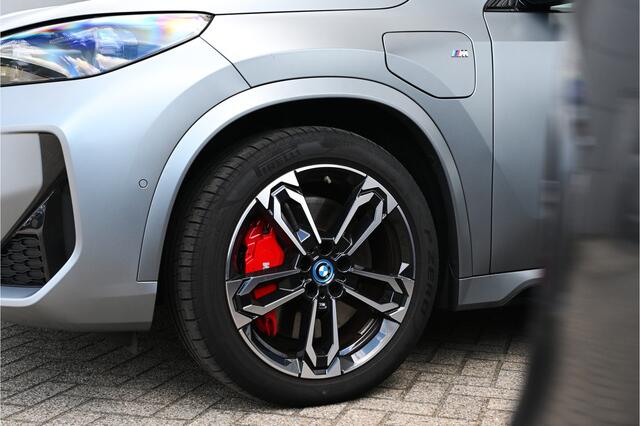 BMW X1 xDrive25e M Sport Automaat / Panoramadak / Sportstoelen / Comfort Access / Achteruitrijcamera / Adaptieve LED / 19" LMV