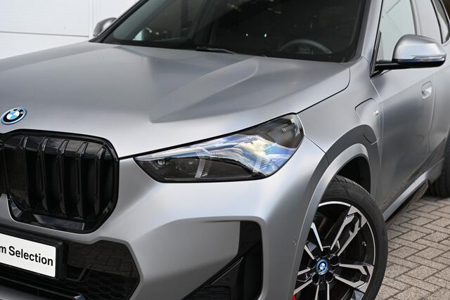 BMW X1 xDrive25e M Sport Automaat / Panoramadak / Sportstoelen / Comfort Access / Achteruitrijcamera / Adaptieve LED / 19" LMV
