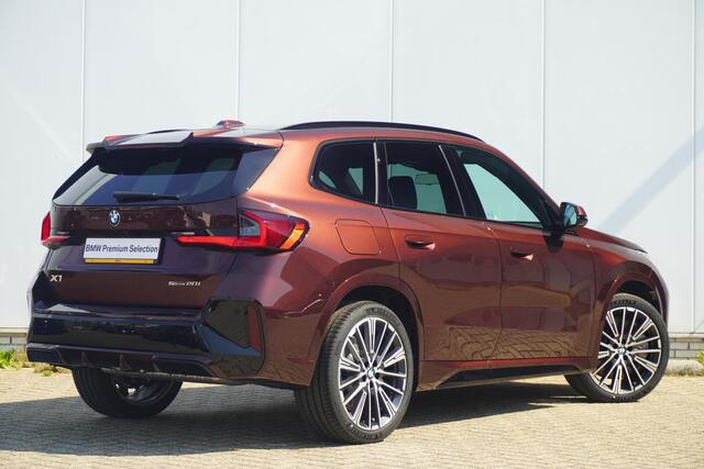 BMW X1 sDrive20i | M Sportpakket Pro | Panoramadak | Head-Up Display | Driving Assistant Plus | Elektrisch verstelbare stoelen