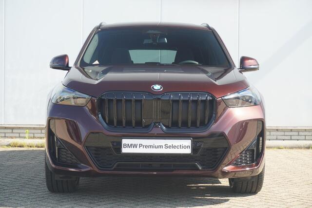BMW X1 sDrive20i | M Sportpakket Pro | Panoramadak | Head-Up Display | Driving Assistant Plus | Elektrisch verstelbare stoelen