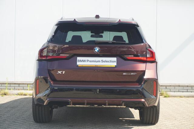 BMW X1 sDrive20i | M Sportpakket Pro | Panoramadak | Head-Up Display | Driving Assistant Plus | Elektrisch verstelbare stoelen