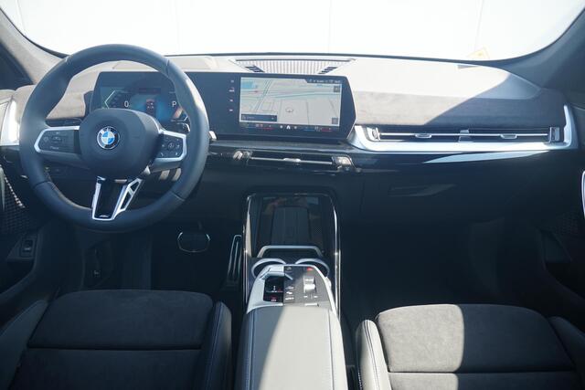 BMW X1 sDrive20i | M Sportpakket Pro | Panoramadak | Head-Up Display | Driving Assistant Plus | Elektrisch verstelbare stoelen