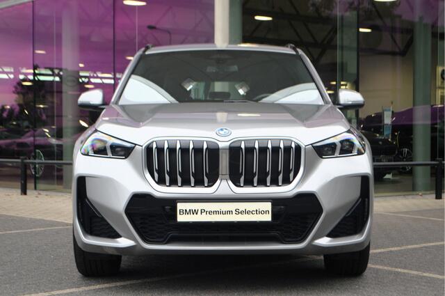 BMW X1 xDrive25e M Sport Automaat / Sportstoelen / Achteruitrijcamera / Comfort Access / M Adaptief onderstel / Stoelverwarmig / Adaptieve LED