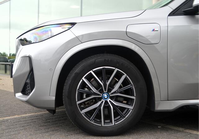 BMW X1 xDrive25e M Sport Automaat / Sportstoelen / Achteruitrijcamera / Comfort Access / M Adaptief onderstel / Stoelverwarmig / Adaptieve LED