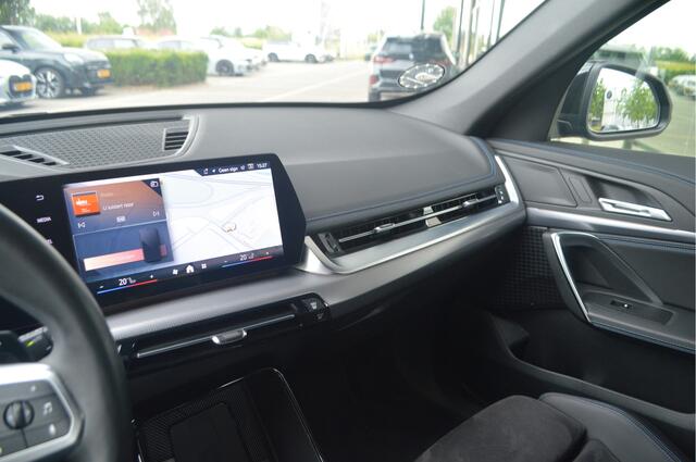 BMW X1 xDrive25e M Sport Automaat / Sportstoelen / Achteruitrijcamera / M Adaptief onderstel / Adaptieve LED / Stoelverwarming / Comfort Access