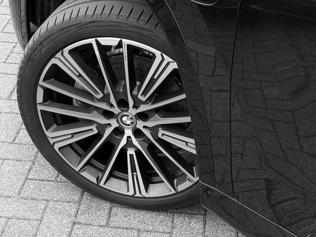 BMW X1 xDrive30e 326pk M-Sport Pano Tr-Haak H&K Zetels+Memo 20-Inch