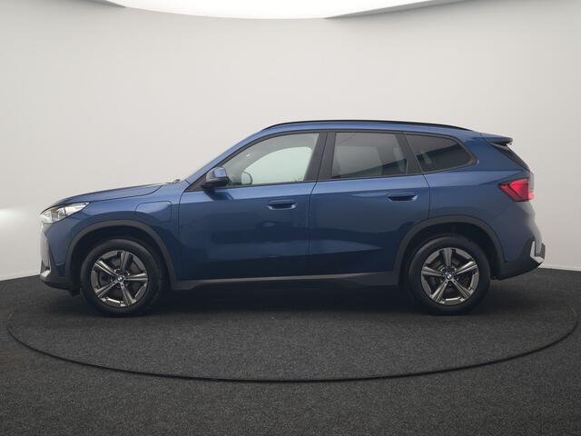 BMW X1 xDrive25e Sportline PHEV 245pk Dealer O.H. | Trekhaak Af Fabriek | Adaptive Cruise | Camera | Harman / Kardon | Lederen Sportstoelen Massage & Memory | Sfeerverlichting | Keyless | Blis | Stoelen & Stuur Verwarmd | Apple Carplay | Plug In Hybrid |