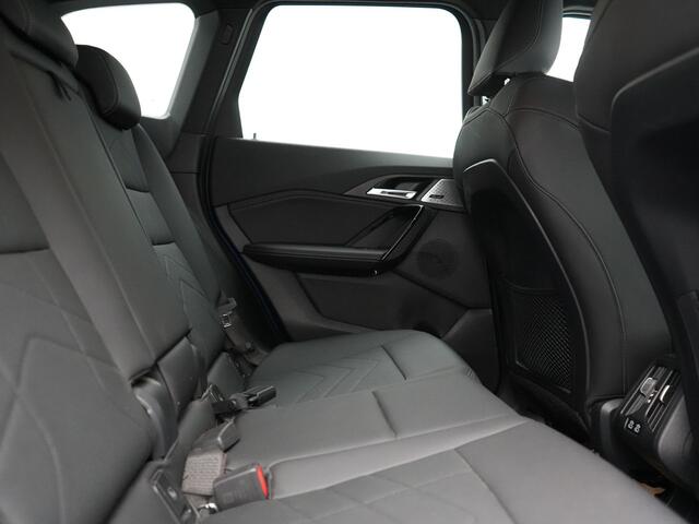 BMW X1 xDrive25e Sportline PHEV 245pk Dealer O.H. | Trekhaak Af Fabriek | Adaptive Cruise | Camera | Harman / Kardon | Lederen Sportstoelen Massage & Memory | Sfeerverlichting | Keyless | Blis | Stoelen & Stuur Verwarmd | Apple Carplay | Plug In Hybrid |