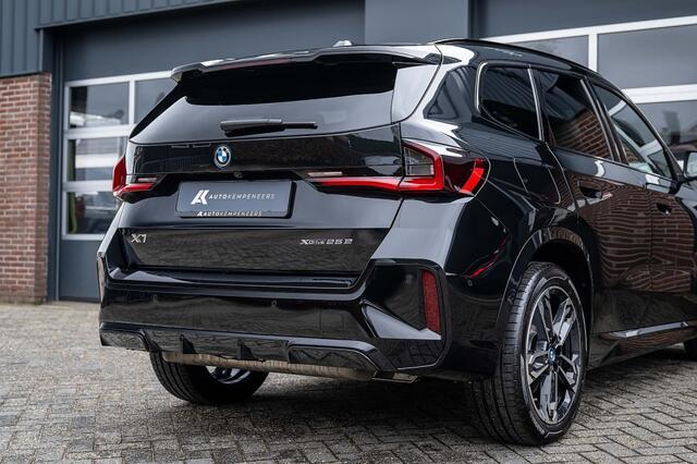 BMW X1 xDrive25e M Sport | Panorama | Shadow | ACC | Camera | Adap. led | Trekhaak | Stoelverwarming | 19 inch |