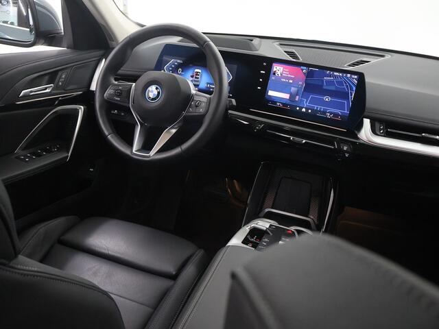 BMW X1 xDrive25e X-Line | 360 Camera | DAB | Apple CarPlay/Android Auto | Stoelverwarming | Ele. kofferdeksel | Trekhaak Ele. wegklapbaar | Innovatie-Pakket |