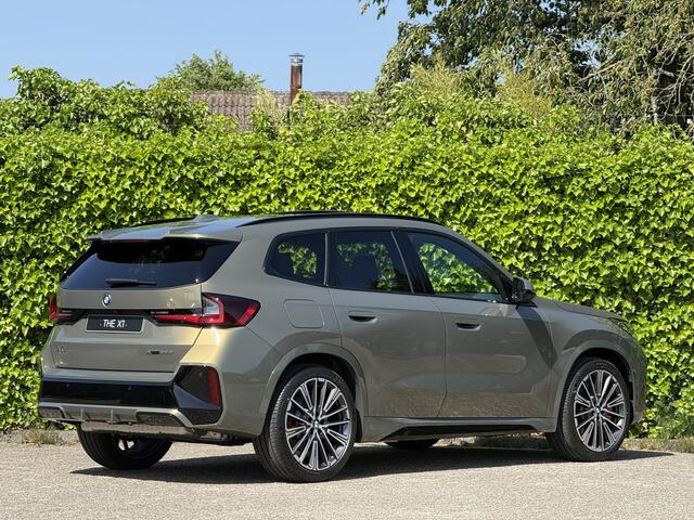 BMW X1 xDrive25e | Brass Metallic | M-Sport Pro | 20'' | Harman/Kardon | Panorama. | Driv. + Park. Plus | Elek. stoel. + massage | Trekhaak | Comf. Acc. | Stuur + stoelverw.