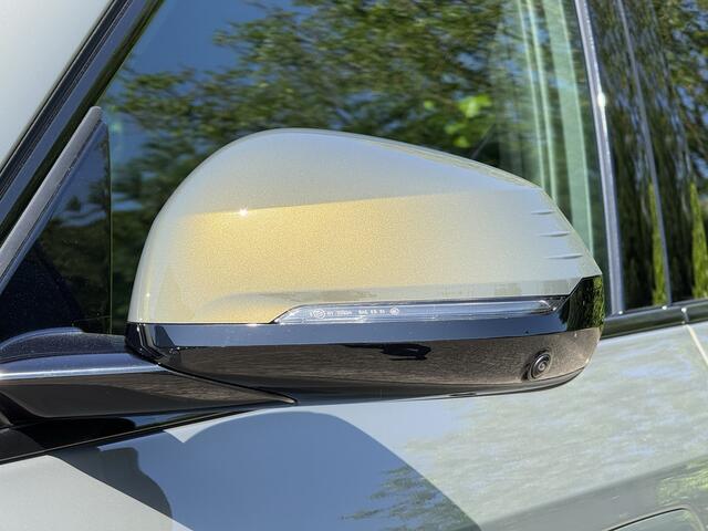 BMW X1 xDrive25e | Brass Metallic | M-Sport Pro | 20'' | Harman/Kardon | Panorama. | Driv. + Park. Plus | Elek. stoel. + massage | Trekhaak | Comf. Acc. | Stuur + stoelverw.
