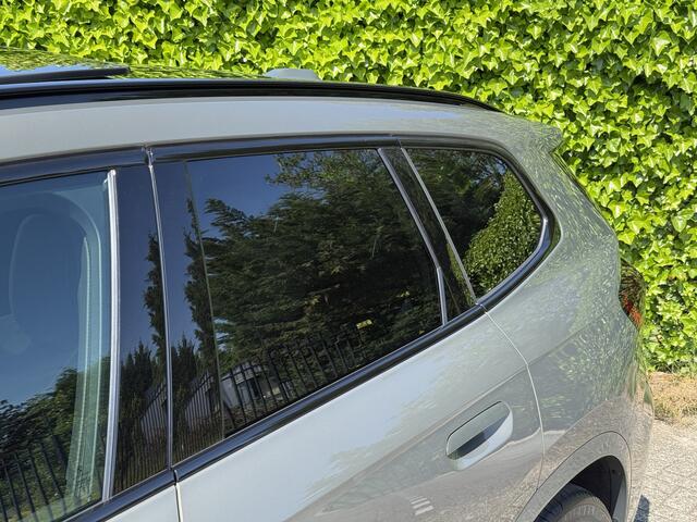 BMW X1 xDrive25e | Brass Metallic | M-Sport Pro | 20'' | Harman/Kardon | Panorama. | Driv. + Park. Plus | Elek. stoel. + massage | Trekhaak | Comf. Acc. | Stuur + stoelverw.