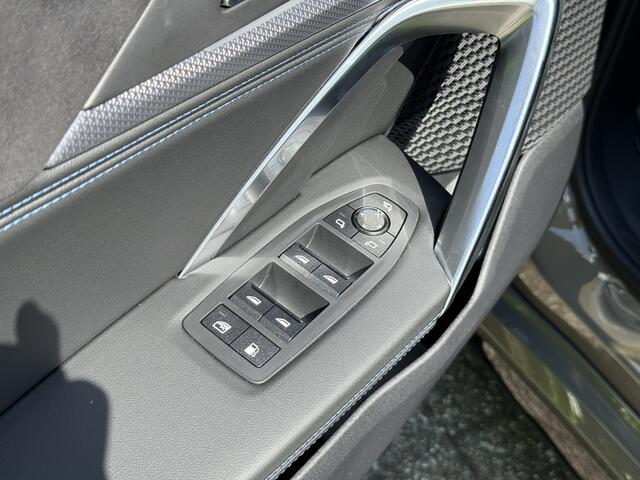 BMW X1 xDrive25e | Brass Metallic | M-Sport Pro | 20'' | Harman/Kardon | Panorama. | Driv. + Park. Plus | Elek. stoel. + massage | Trekhaak | Comf. Acc. | Stuur + stoelverw.