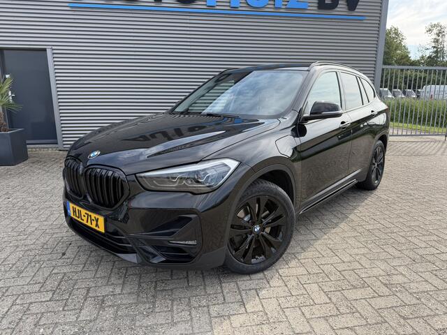 BMW X1 xDrive25e Sport Line Trekhaak Carplay Harman-Kardon Stuurwielverwarming Stoelverwarming 18 Inch LMV Achteruitrijcamera Dealeronderhouden