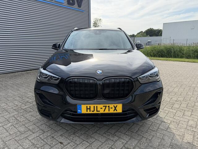 BMW X1 xDrive25e Sport Line Trekhaak Carplay Harman-Kardon Stuurwielverwarming Stoelverwarming 18 Inch LMV Achteruitrijcamera Dealeronderhouden
