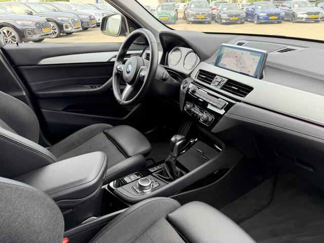BMW X1 xDrive25e Sport Line Trekhaak Carplay Harman-Kardon Stuurwielverwarming Stoelverwarming 18 Inch LMV Achteruitrijcamera Dealeronderhouden