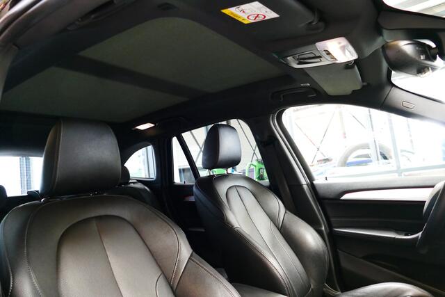 BMW X1 sDrive20i 192pk High Executive 1-Eig. Panodak, Camera, Leer, StoelVerw, Navi, 18"LMV