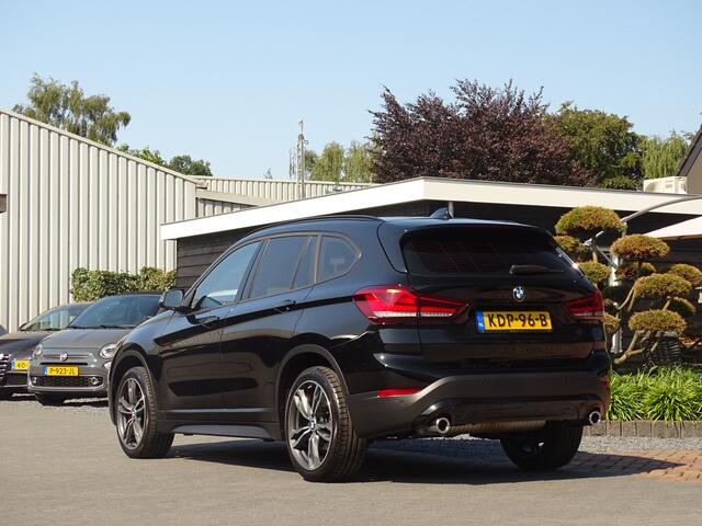 BMW X1 sDrive20i Sportif | All-Black | Uniek | Custom | 19 inch | Nav