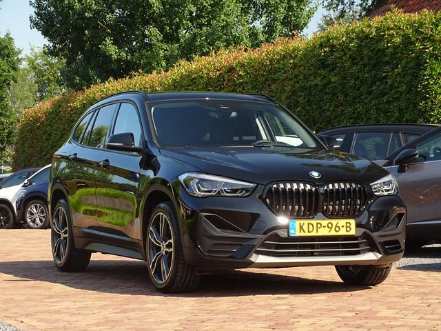 BMW X1 sDrive20i Sportif | All-Black | Uniek | Custom | 19 inch | Nav