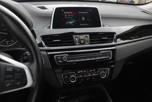 BMW X1 sDrive18i High Executive / Panoramadak / Leder / Head-up / Parkeerhulp V+A / Navigatie / 17'' / Stoelverwarming / Cruise Control
